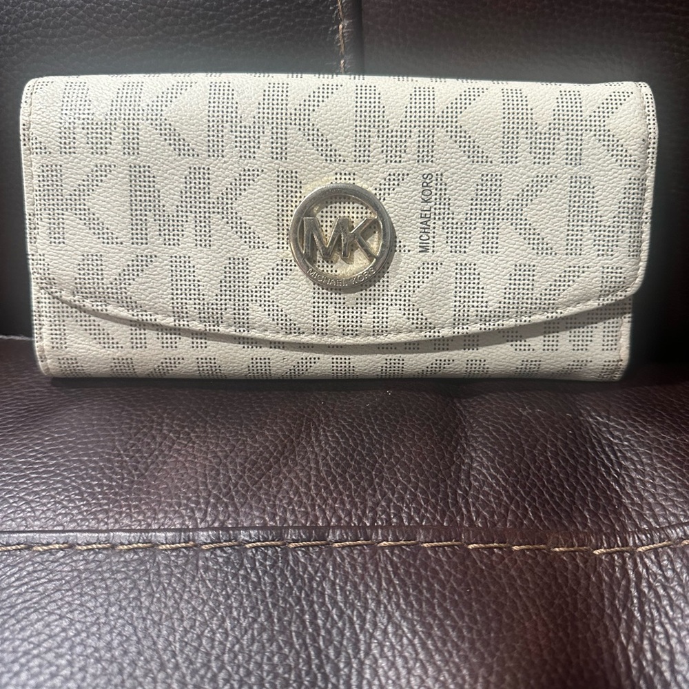 Michael Kors White Wallet Classic Design